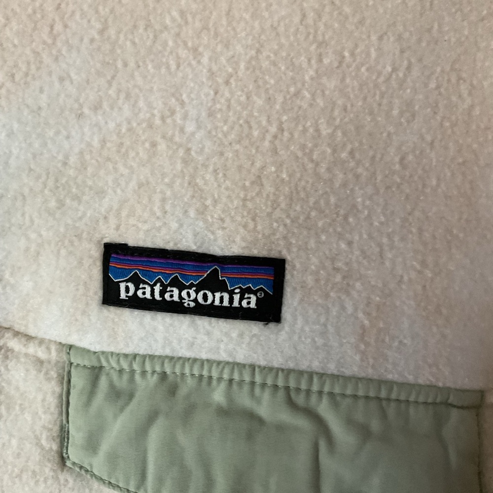 Patagonia Cream and Green Sweatshirt - Picture 3 of 4